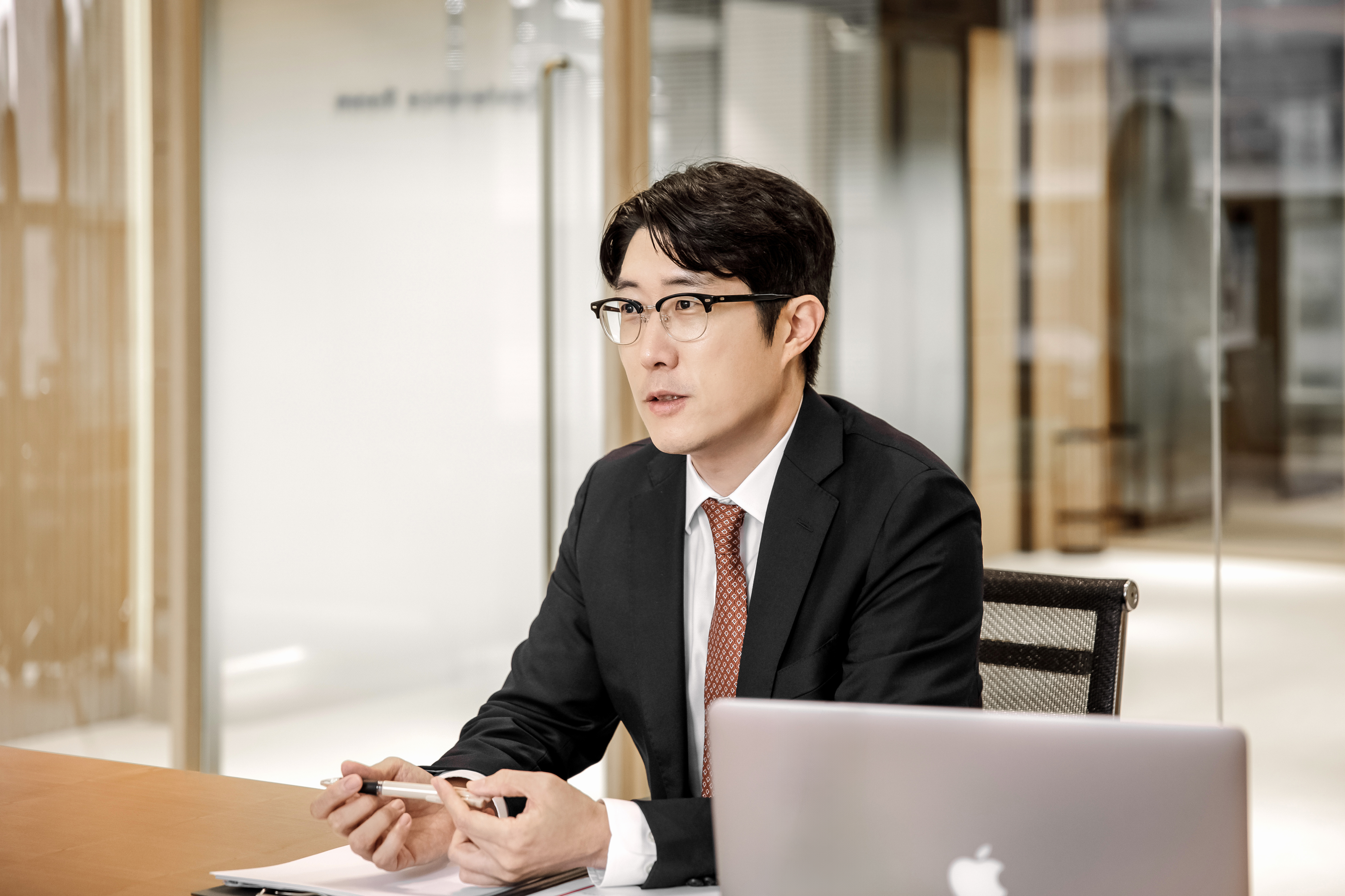 이혼 소송을 위해서는 ‘이혼 재산분할’과 ‘이혼 양육비’라는 두 가지 큰 산을 넘어야 한다. 핵심은 겉으로 드러난 재산과 소득이 아닌, ‘실질적인 가치’를 입증해내는 데 있다.